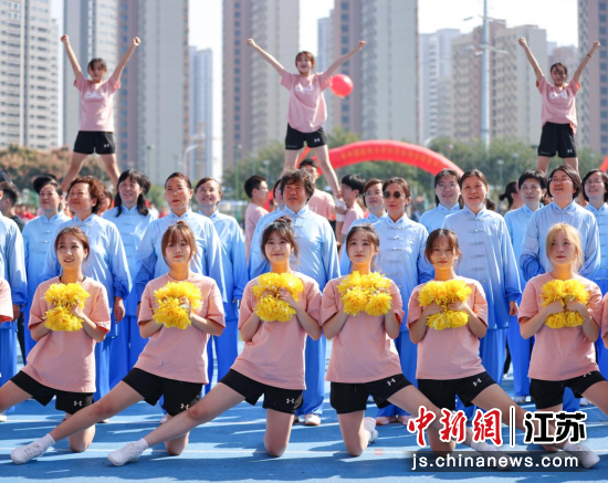 大學(xué)生進(jìn)行啦啦操表演。崔嘉躍 攝