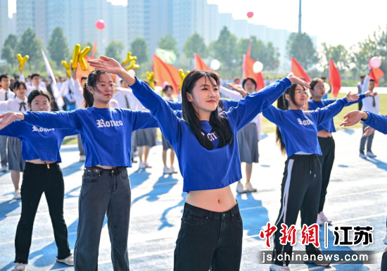 特色體育課程內(nèi)容展演。崔嘉躍 攝