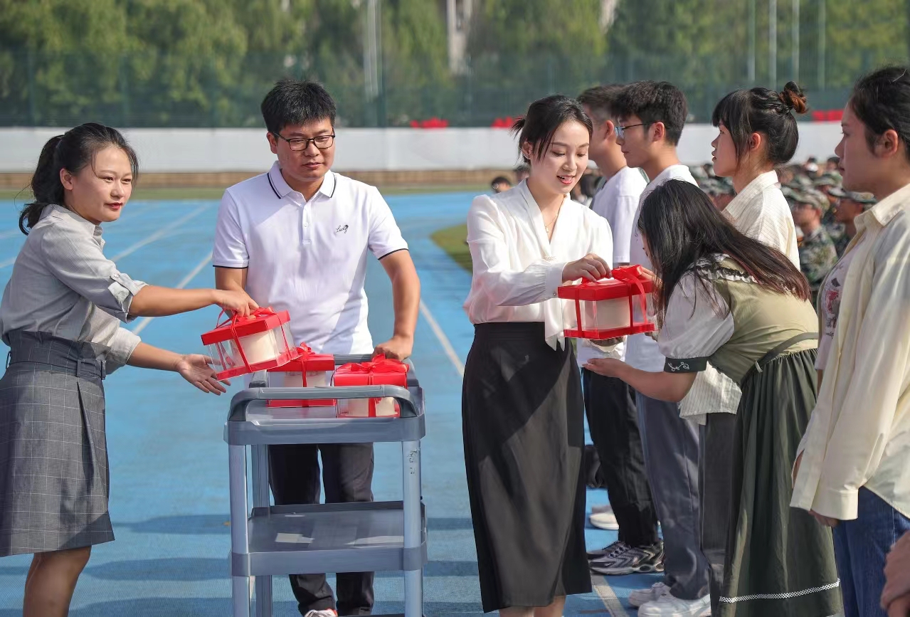 中國藥科大學為9位新生同學送上生日祝福。